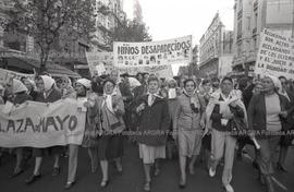 Foto 095: Fotografía de movilización de Madres de Plaza de Mayo