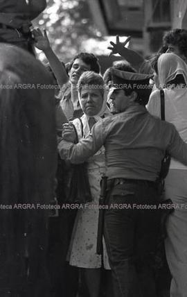 Foto 074: Fotografía de represión policial a Madres de Plaza de Mayo
