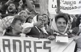 Foto 053: Fotografía de movilización de Madres de Plaza de Mayo
