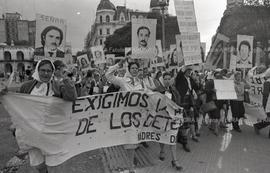 Foto 005: Fotografía de manifestación de Madres de Plaza de Mayo