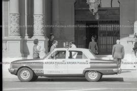 Foto 210: Fotografía de un automóvil policial frente a la Casa de Gobierno