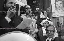 Foto 328: Fotografía de Adolfo Pérez Esquivel, Hebe de Bonafini y Antonio Puigjane