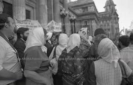 Foto 227: Fotografía de Madres de Plaza de Mayo frente al Congreso