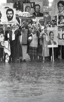 Foto 015: Fotografía de manifestación de Madres y Abuelas de Plaza de Mayo