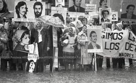 Foto 030: Fotografía de manifestación de Madres y Abuelas de Plaza de Mayo