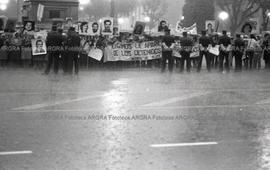 Foto 027: Fotografía de manifestación de Madres y Abuelas de Plaza de Mayo