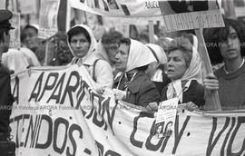 Foto 040: Fotografía de movilización de Madres de Plaza de Mayo