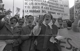 Foto 035: Fotografía de movilización de Madres de Plaza de Mayo