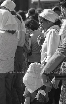 Foto 318: Fotografía de una Madre de Plaza de Mayo con un niña