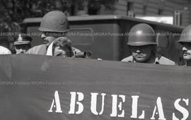 Foto 058: Fotografía de movilización de Abuelas de Plaza de Mayo