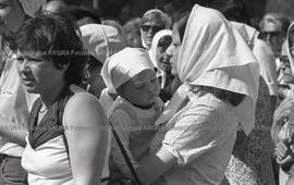 Foto 316: Fotografía de una Madre de Plaza de Mayo con un niño