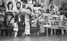 Foto 029: Fotografía de manifestación de Madres y Abuelas de Plaza de Mayo