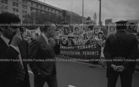 Foto 176: Fotografía de manifestación de Madres y Abuelas de Plaza de Mayo