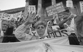 Foto 045: Fotografía de movilización de Madres de Plaza de Mayo