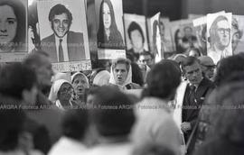 Foto 273: Fotografía de Madres de Plaza de Mayo con retratos de detenidos desaparecidos