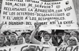 Foto 050: Fotografía de movilización de Madres de Plaza de Mayo