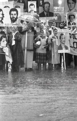 Foto 018: Fotografía de manifestación de Madres y Abuelas de Plaza de Mayo