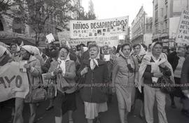Foto 096: Fotografía de movilización de Madres de Plaza de Mayo