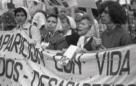 Foto 041: Fotografía de movilización de Madres de Plaza de Mayo
