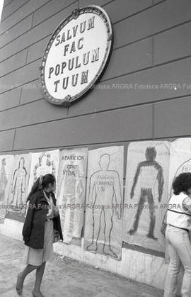 Foto 063: Fotografía del siluetazo por los detenidos desaparecidos