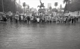 Foto 032: Fotografía de manifestación de Madres y Abuelas de Plaza de Mayo