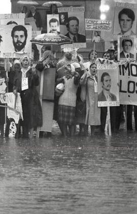 Foto 014: Fotografía de manifestación de Madres y Abuelas de Plaza de Mayo