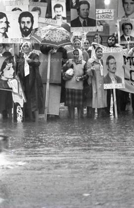 Foto 019: Fotografía de manifestación de Madres y Abuelas de Plaza de Mayo