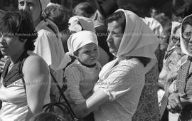 Foto 317: Fotografía de una Madre de Plaza de Mayo con un niño