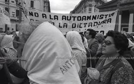 Foto 136: Fotografía de movilización de Madres de Plaza de Mayo