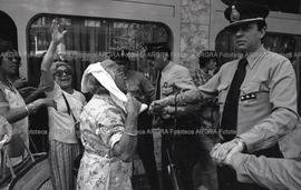 Foto 252: Fotografía de Madres de Plaza de Mayo siendo reprimidas por la Policía