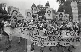 Foto 006: Fotografía de manifestación de Madres de Plaza de Mayo