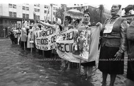 Foto 160: Fotografía de manifestación de Madres y Abuelas de Plaza de Mayo