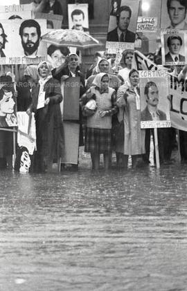 Foto 017: Fotografía de manifestación de Madres y Abuelas de Plaza de Mayo