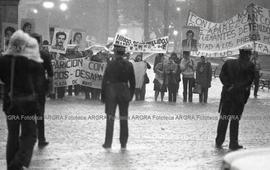Foto 001: Fotografía de manifestación de Madres y Abuelas de Plaza de Mayo