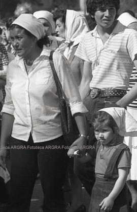 Foto 209: Fotografía de una Madre de Plaza de Mayo con una niña