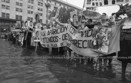 Foto 179: Fotografía de manifestación de Madres y Abuelas de Plaza de Mayo