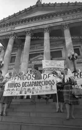Foto 367: Fotografía de Abuelas y Madres de Plaza de Mayo