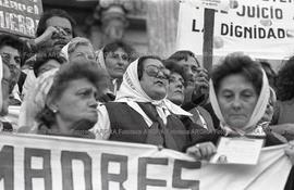 Foto 051: Fotografía de movilización de Madres de Plaza de Mayo