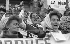 Foto 044: Fotografía de movilización de Madres de Plaza de Mayo