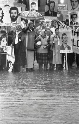 Foto 016: Fotografía de manifestación de Madres y Abuelas de Plaza de Mayo