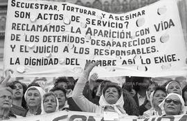 Foto 049: Fotografía de movilización de Madres de Plaza de Mayo