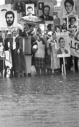 Foto 012: Fotografía de manifestación de Madres y Abuelas de Plaza de Mayo