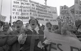 Foto 037: Fotografía de movilización de Madres de Plaza de Mayo
