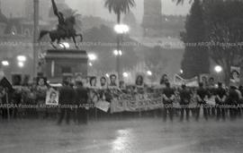 Foto 026: Fotografía de manifestación de Madres y Abuelas de Plaza de Mayo