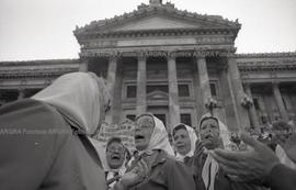 Foto 225: Fotografía de un grupo de Madres de Plaza de Mayo frente al Congreso.