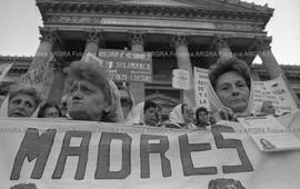 Foto 046: Fotografía de movilización de Madres de Plaza de Mayo