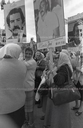 Foto 022: Fotografía de manifestación de Madres de Plaza de Mayo