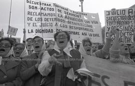 Foto 036: Fotografía de movilización de Madres de Plaza de Mayo