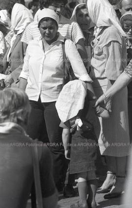 Foto 319: Fotografía de una Madre de Plaza de Mayo con un niña