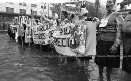 Foto 159: Fotografía de manifestación de Madres y Abuelas de Plaza de Mayo